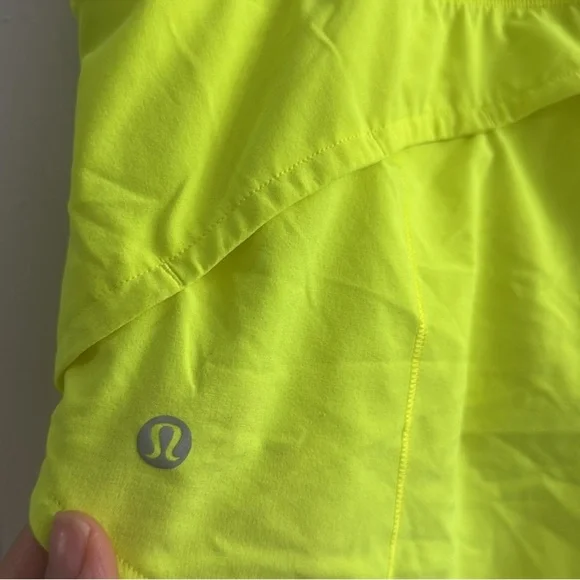Lululemon speed up low rise  lined short 2.5” SZ 8 Women's Neon Green Shorts - Picture 8 of 10